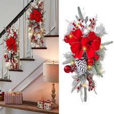 Juliga Trappdekorationer med Ljus och Girlander